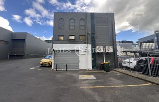 VERSATILE OPEN-PLAN RETAIL SPACE