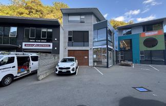 Tidy city-fringe office space with on-site parking