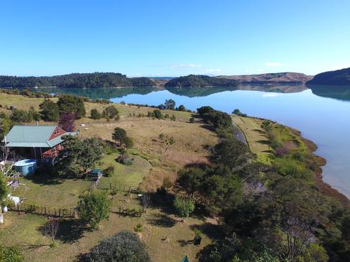 1 Willow Point Road, Taharoa