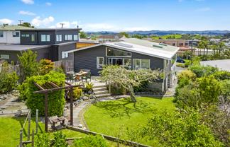 8 Alexander Road, Algies Bay