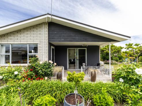 701 Queen Street East, Parkvale