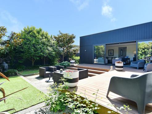 102 Hills Road, Edgeware