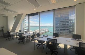 15-desk suite in PwC tower