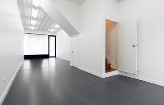 CHARACTER WITH CLASS ON KARANGAHAPE ROAD
