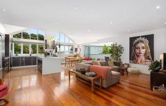 15 Kowhai Street, Eastbourne