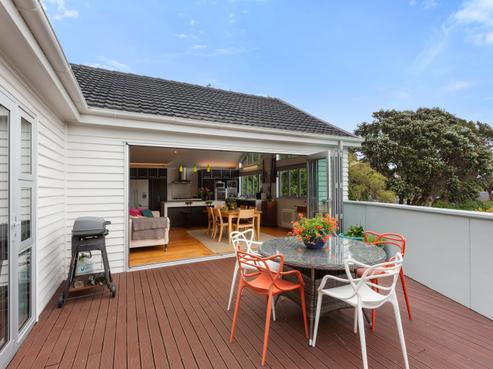 15 Kowhai Street, Eastbourne