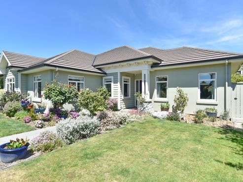 2 Henley Green, Northwood