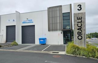 SHOWROOM / WAREHOUSE PLUS OFFICE UNIT!
