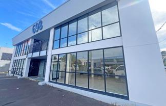 HIGH EXPOSURE PENROSE SHOWROOM
