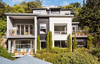 2/17 Blackbridge Road, Wadestown