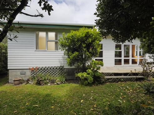 8 Estuary Street, Makara