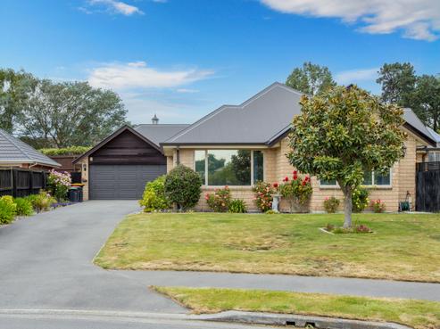 7 Strathmore Gardens, Burwood
