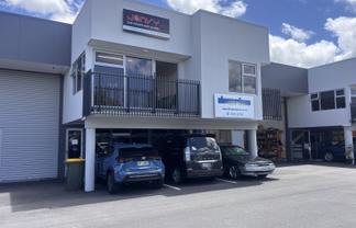 Smart Henderson workspace with excellent access