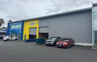 STUNNING ROAD FRONT WAREHOUSE
