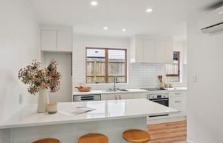 2/100 Royal Road, Massey