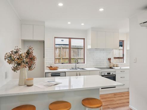 2/100 Royal Road, Massey