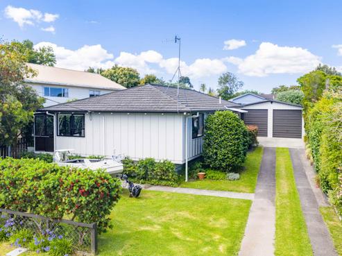 17 Pyle Road West, One Tree Point
