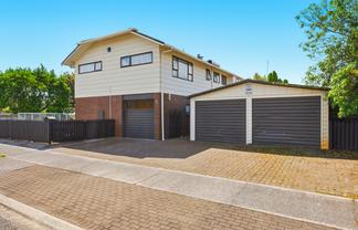 2 Kempton Place, Richmond Heights