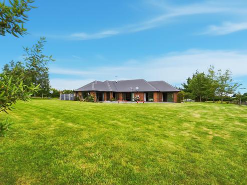 150 Davis Road, Cust