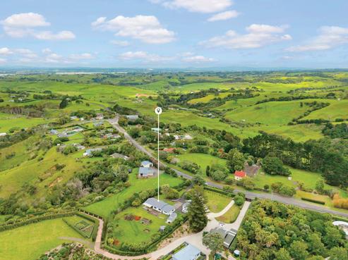 2119 Awhitu Road, Pollok