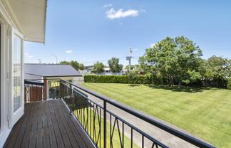 6 High Street, Bulls