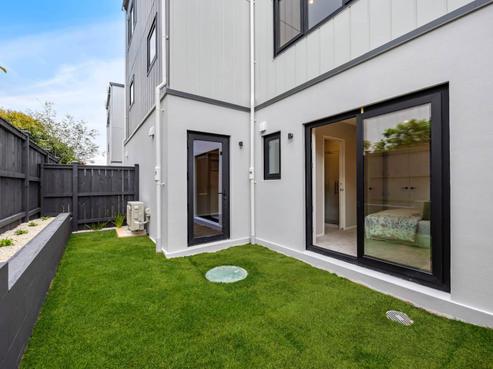 6 Beach Road, Te Atatu Peninsula
