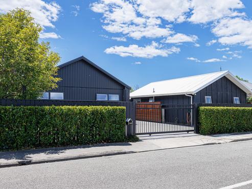 702 Oak Road, Akina