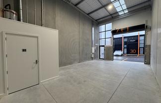 69m2, Two Carparks, 3 Phase Power 