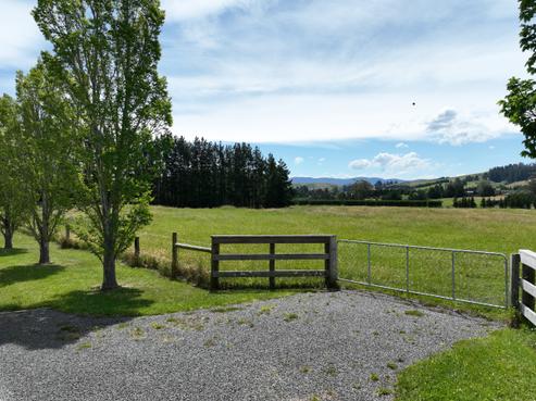 89 Davis Road, Cust