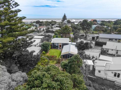 8 The Avenue, Otaki Beach