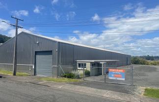 High-stud warehouse, excellent yard & dual access