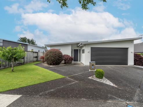 92 Saint James Drive, Huntington