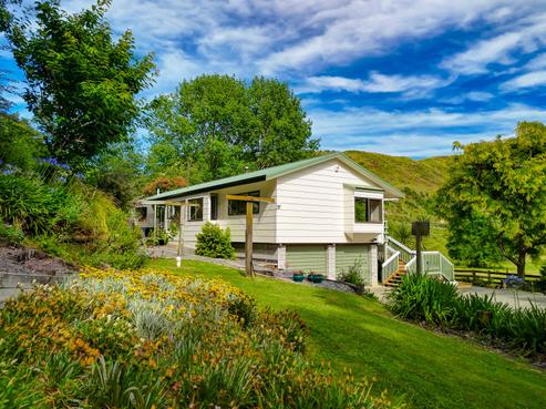 82 Thompsons Road, Okoia