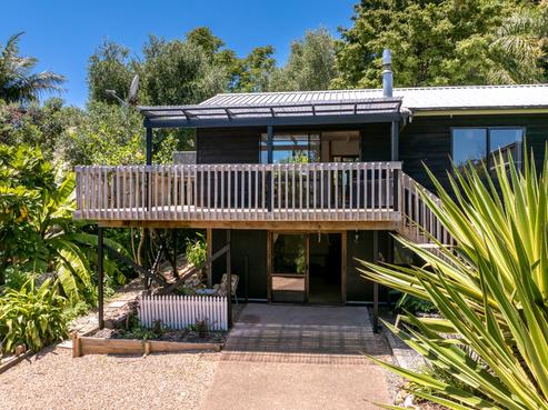 32 Ocean Road, Surfdale