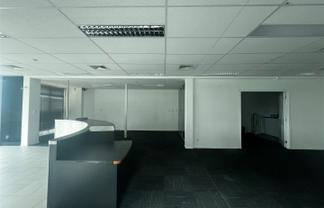 Ground floor office with 5 parks