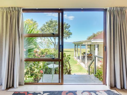 1872 East Coast Road, Whakatiwai