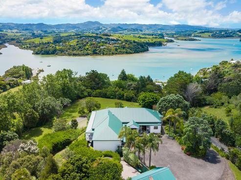 1228 Sandspit Road, Sandspit