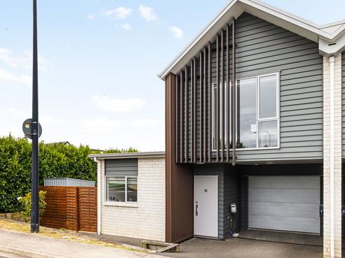 1 Springside Court, Huntington