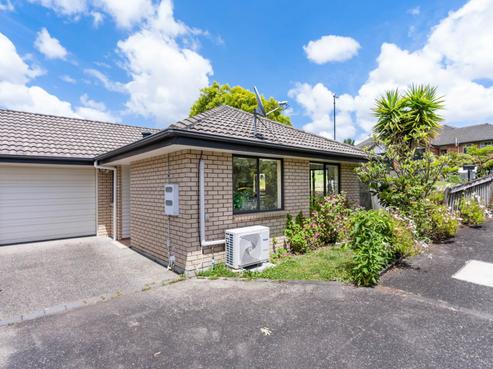 18 Regents Park Place, Massey