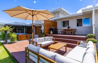 8 Newbourne Crescent, Redwoodtown