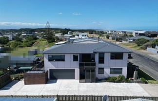 17 Marine Parade, Foxton Beach