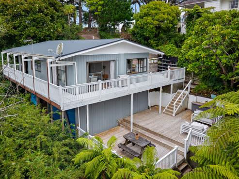 990 East Coast Road, Northcross