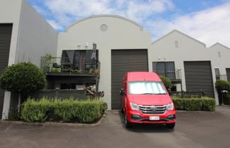 Tidy live and work warehouse offered for lease