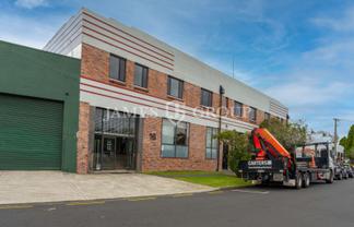 UNIQUE FRINGE WAREHOUSE & OFFICE IN MORNINGSIDE
