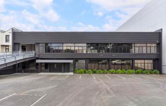 PRIME EPSOM SHOWROOM WITH AMPLE PARKING
