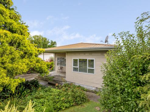 910 Lawrence Street, Akina