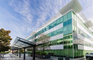 SPACIOUS OFFICE WITH ON-SITE GYM AND PRIME LOCATIO