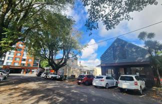 Epsom Standalone High Stud Stylish Retail 