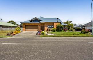 9 Elizabeth Grove, Stratford