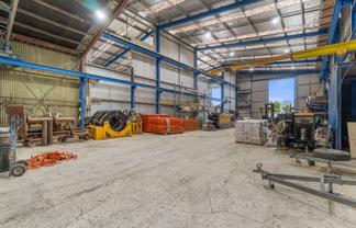 Large yard and warehouse with gantry